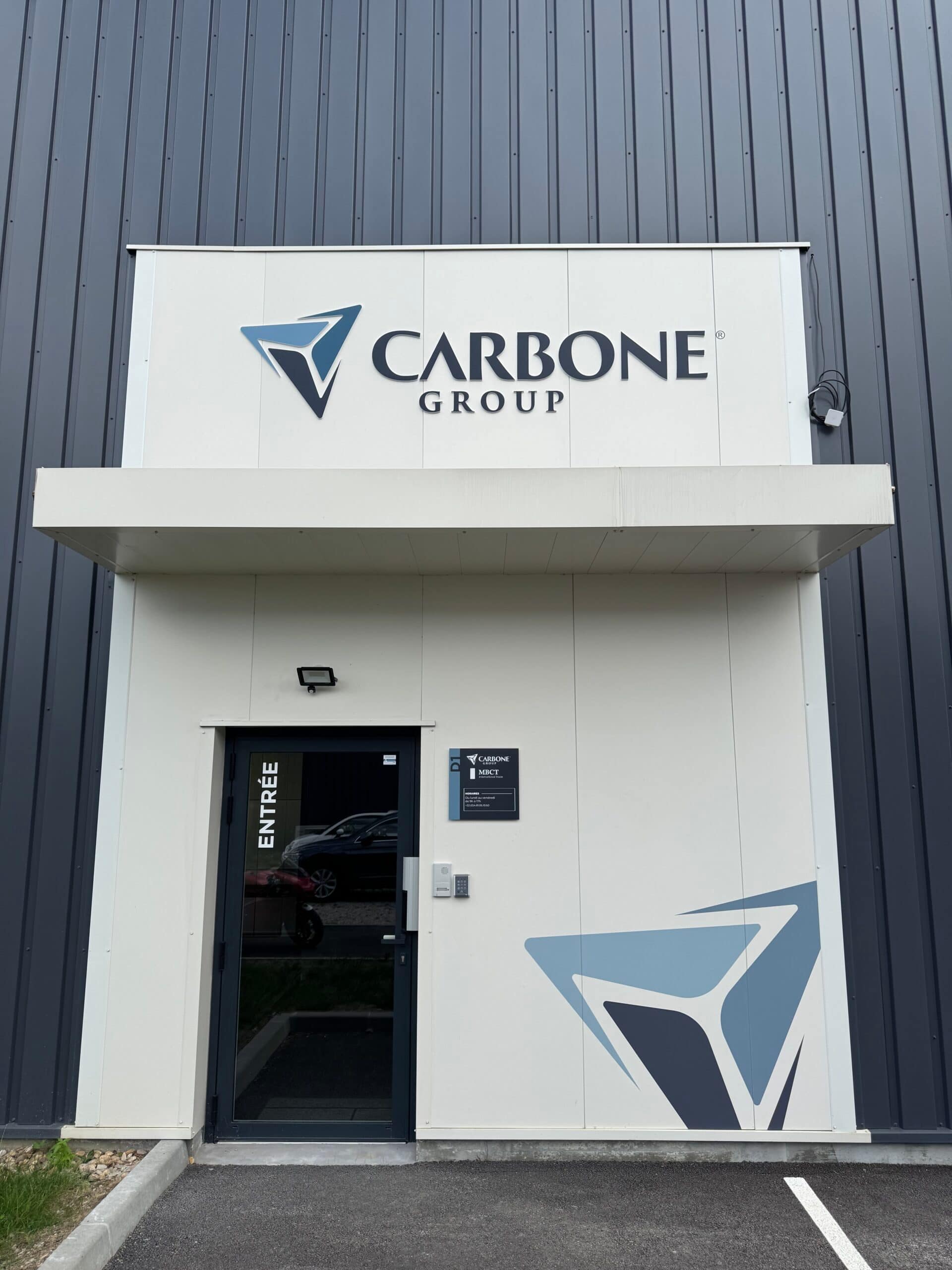 enseigne-lettres-decoupees-pvc-carbone-group.webp
